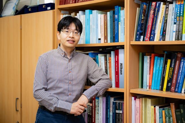 [인터뷰_교수] 시공간을 초월한 발견의 기쁨, 기초 과학 연구자로서의 삶 /... 이미지