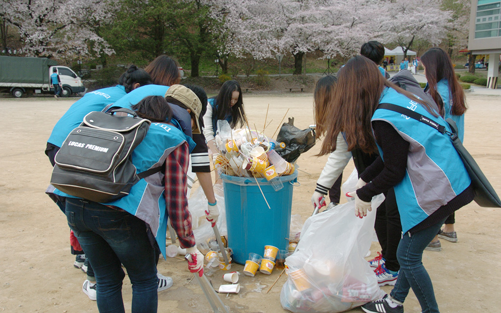 “백마봉사단 덕분에 올해 꽃길 축제는 깨끗했어요” 사진1