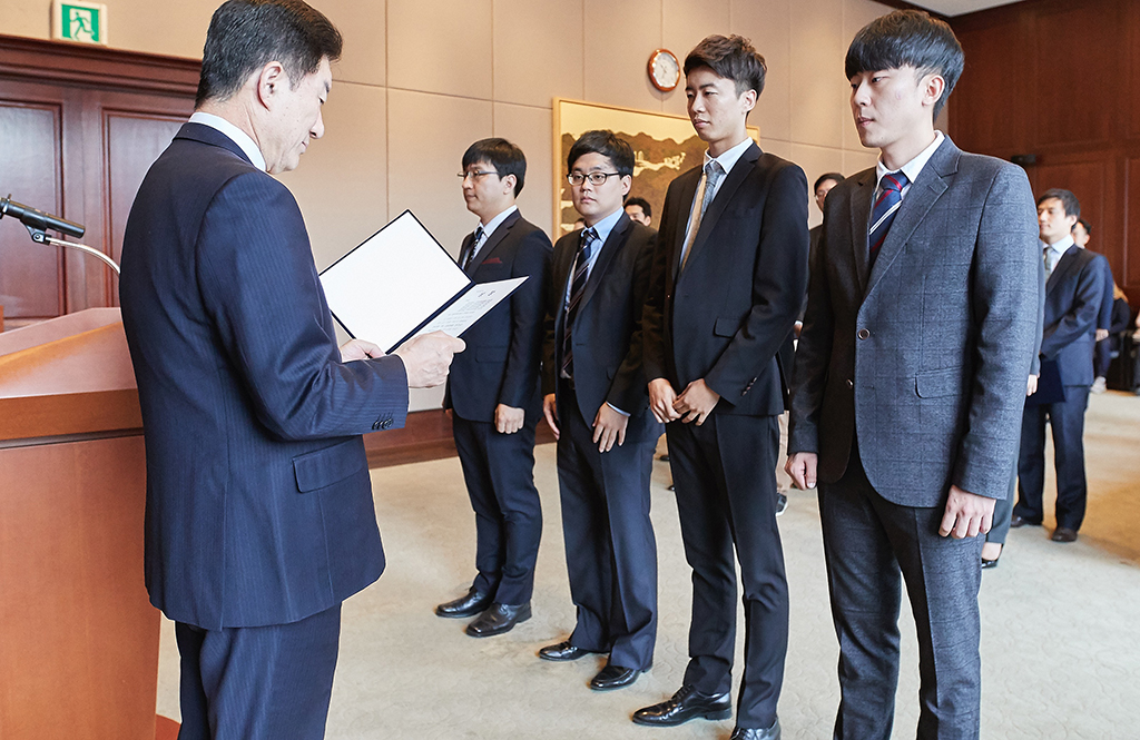 로스쿨 경제법연구회팀, 한국은행총재상 수상 사진