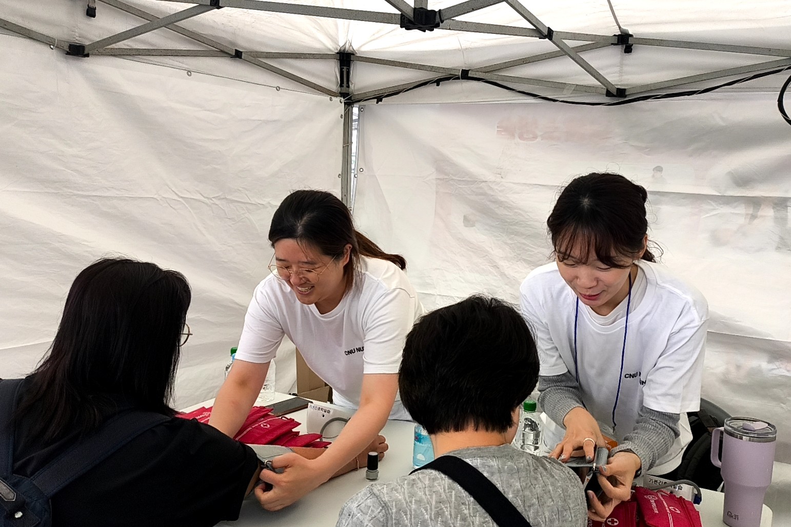간호대학, “지역 주민 건강 살폈어요” 사진