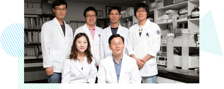 first inventor of a vaccine against influenza A(H1N1), dr.Seo, Sang-heui and his Lab. Members, Department of Veterinary Medicine