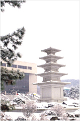 백제시대의 정림사지 5층 석탑을 재현한 충대석탑 겨울 정면사진