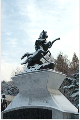 충남대학교를 상징하는 백마상 겨울 정면사진